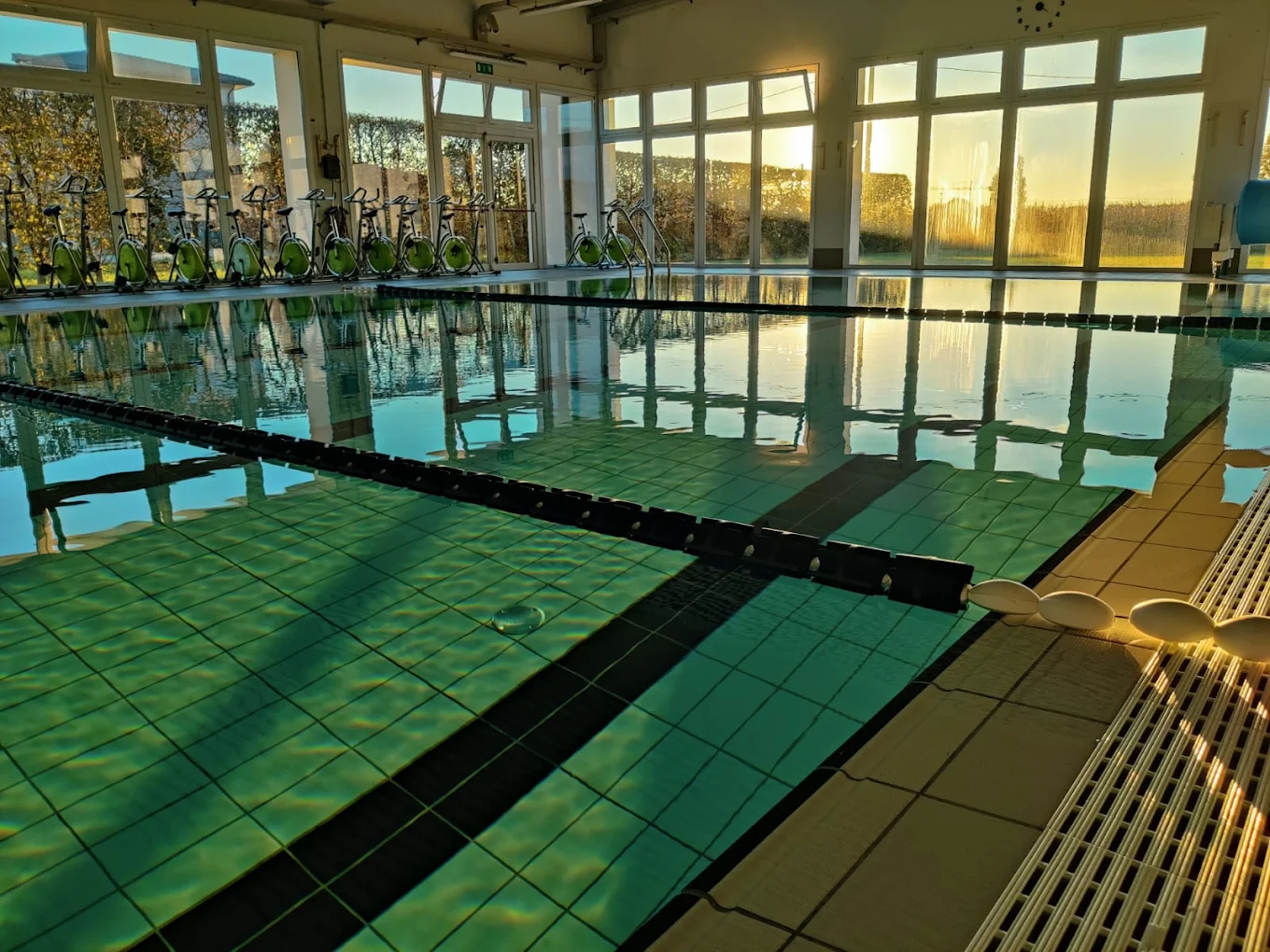 Piscina riabilitativa riscaldata di Aquamed con ampie vetrate e scala di accesso con corrimano