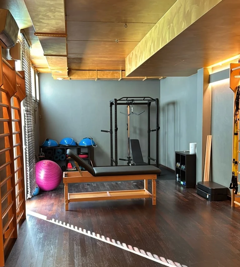 Palestra riabilitativa di Aquamed con lettino, spalliera e attrezzi per il recupero funzionale